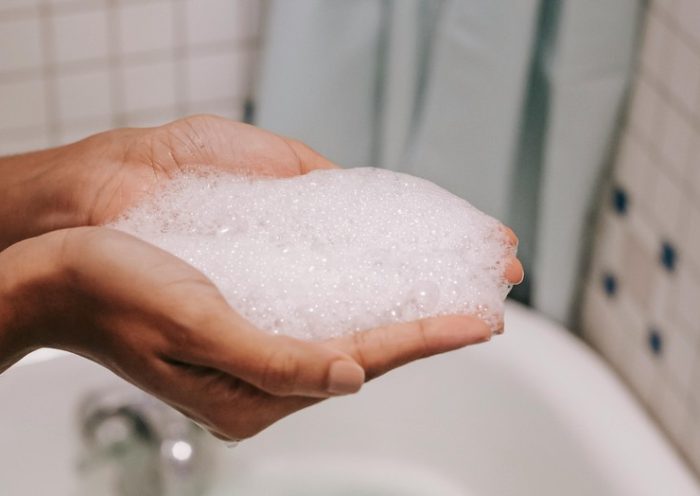 Ácido hialurónico para el cuerpo: la molécula estrella del skincare que hoy traspasa el rostro