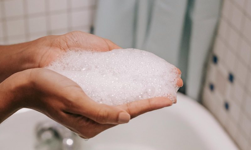 Ácido hialurónico para el cuerpo: la molécula estrella del skincare que hoy traspasa el rostro