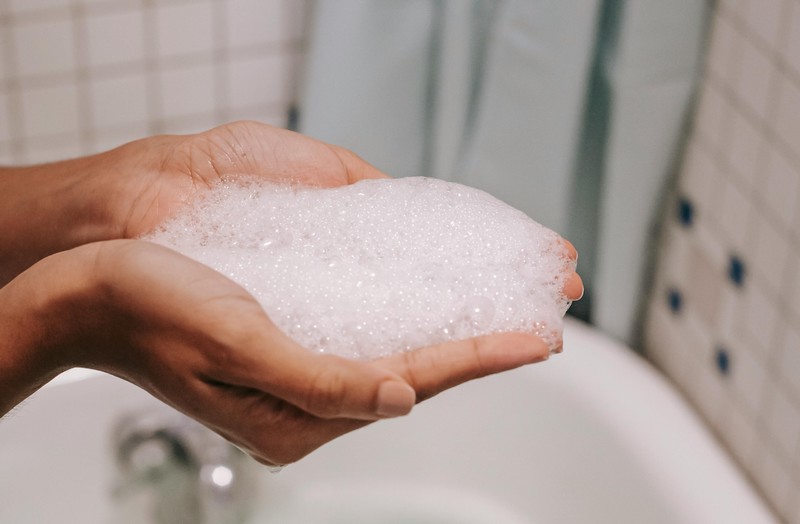 Ácido hialurónico para el cuerpo: la molécula estrella del skincare que hoy traspasa el rostro
